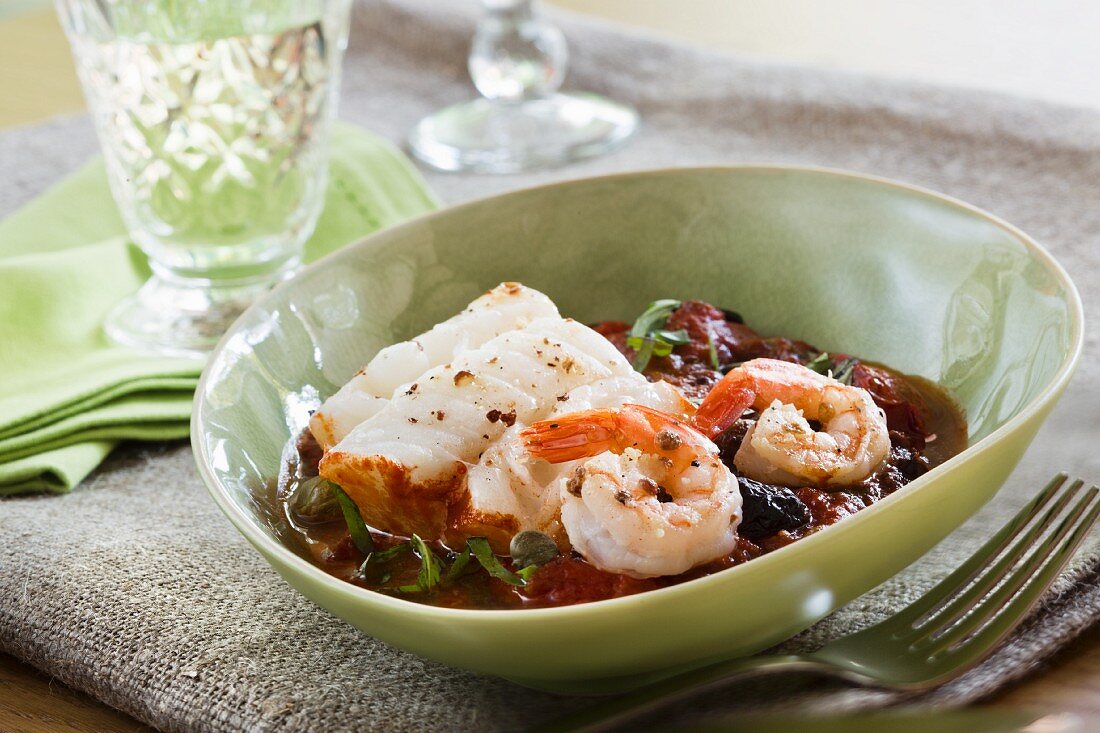 Cod with prawns in tomato sauce