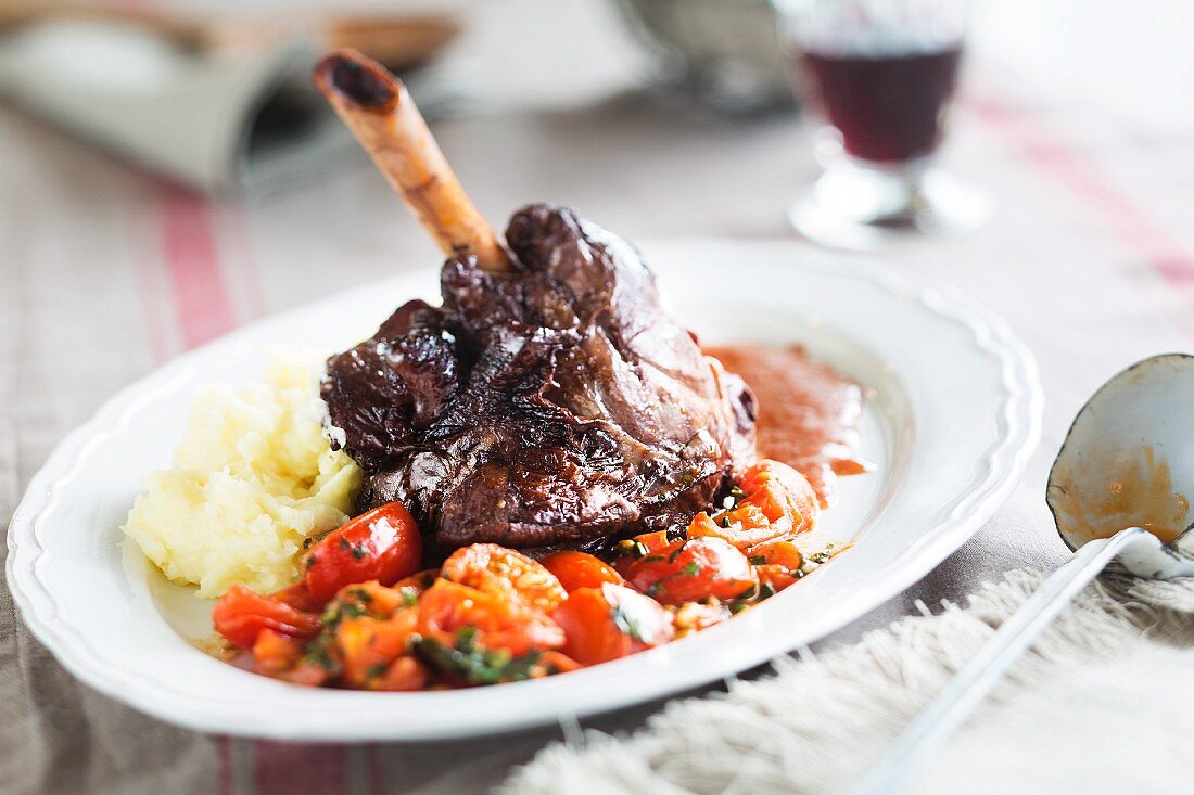 Lamb with mashed potato and tomatoes