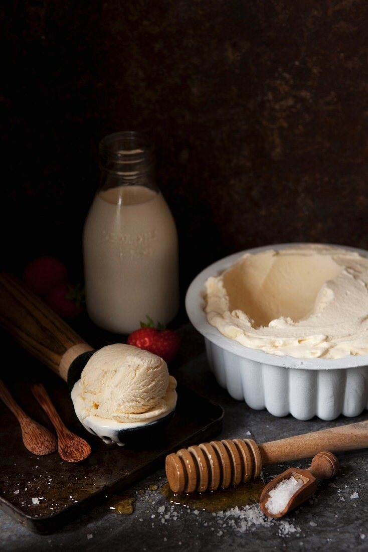 Gesalzene Honigeiscreme mit Zutaten