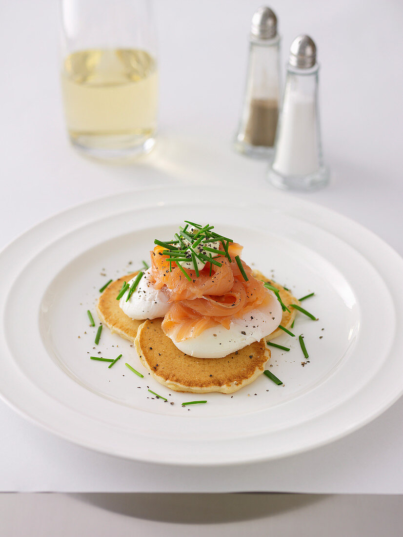 Blini mit pochierten Eiern und geräuchertem Lachs