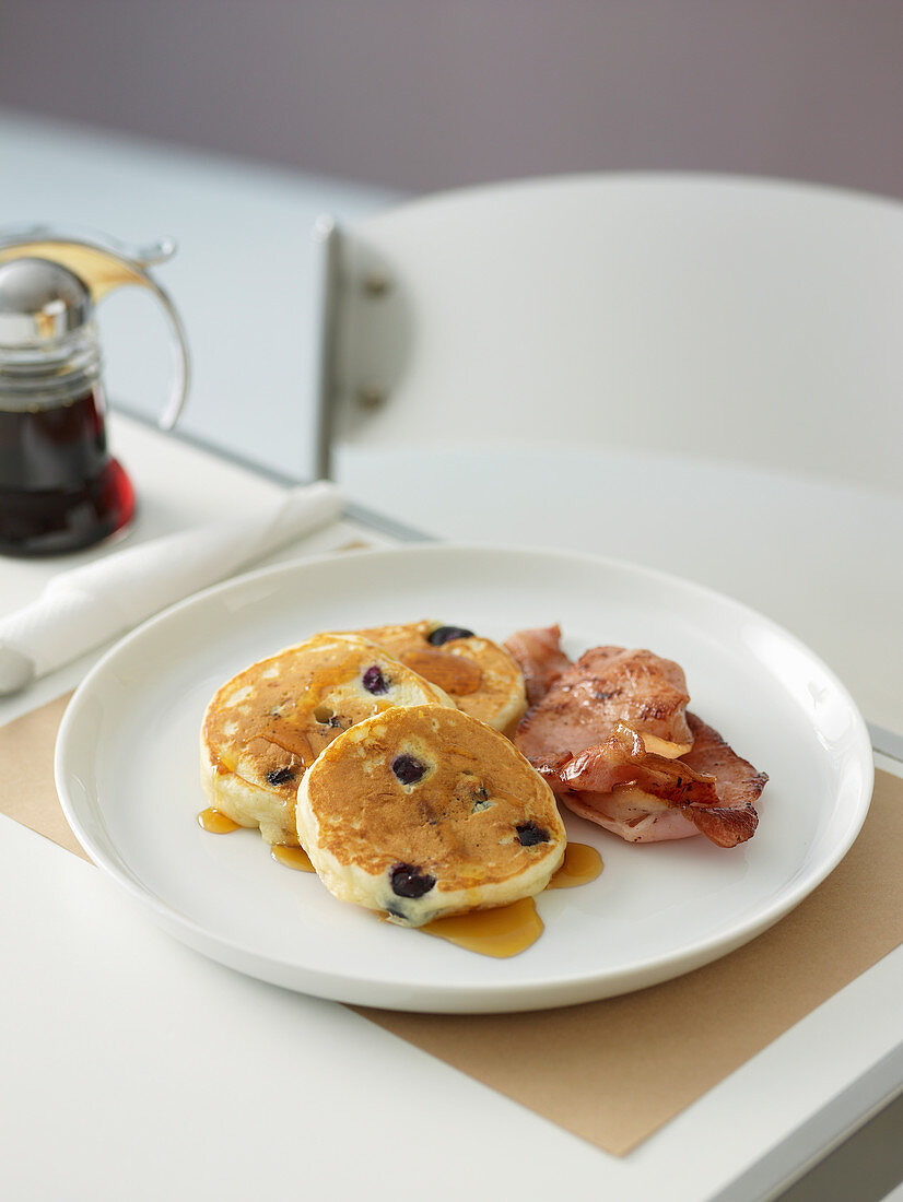Blaubeer-Buttermilch-Pancakes mit Speck und Ahornsirup