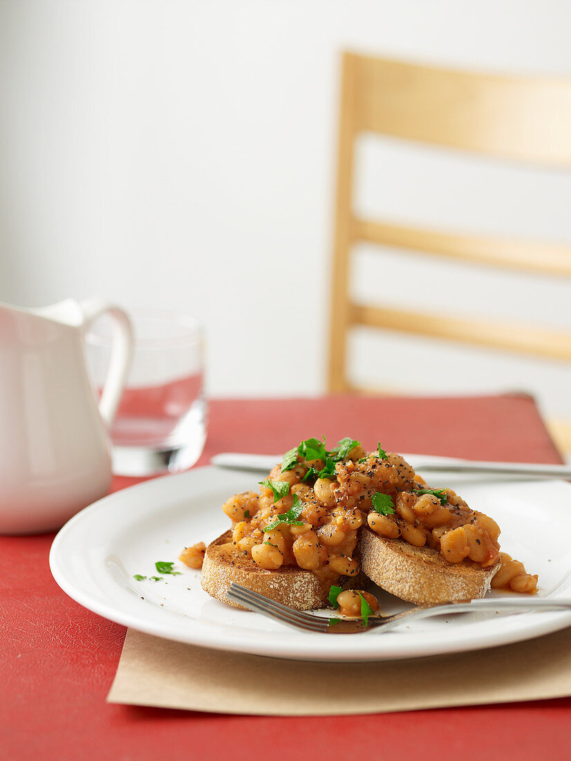 Baked Beans auf geröstetem Sauerteigbrot