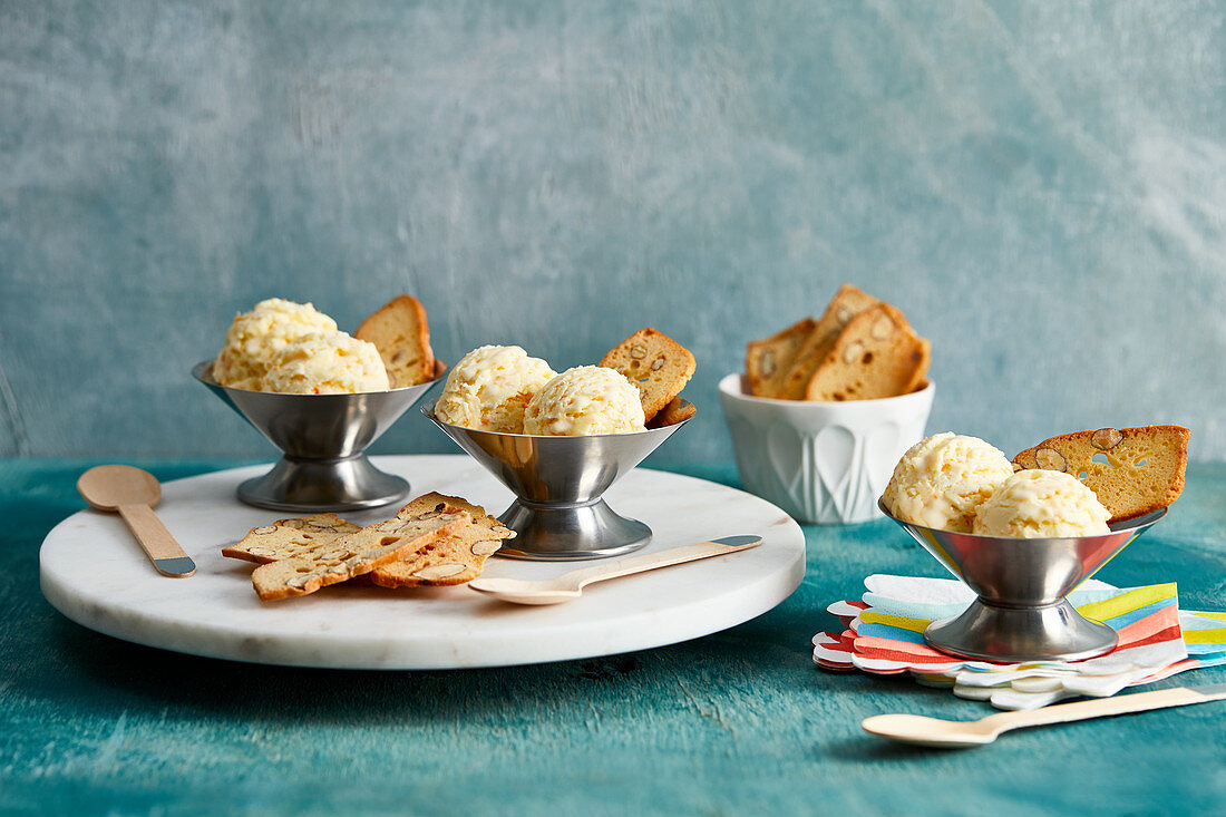 Mandarin ice cream with almond biscuits