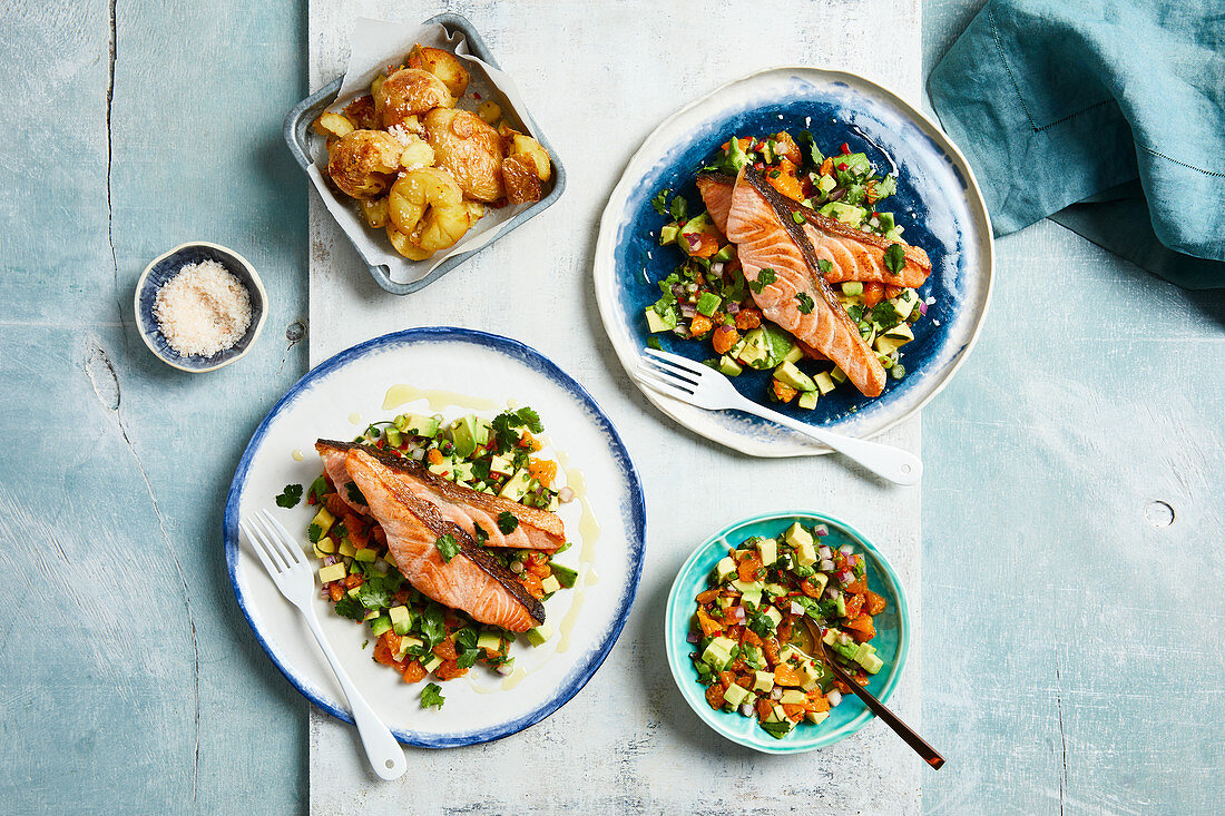 Lachsfilets mit Mandarinen-Avocado-Salsa