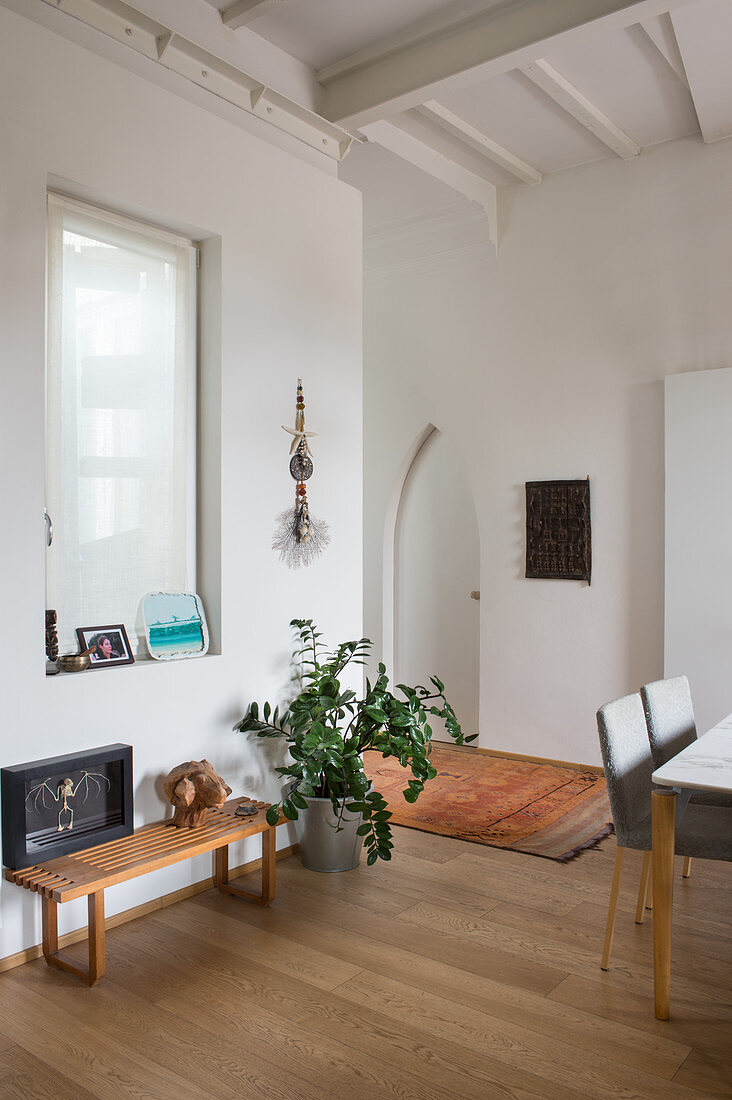 Mediterranean ambiance in connecting room with high ceiling