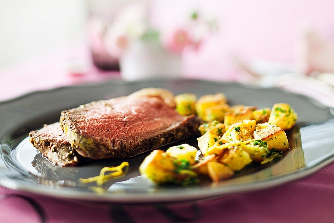 Roast beef with breadcrumb potatoes