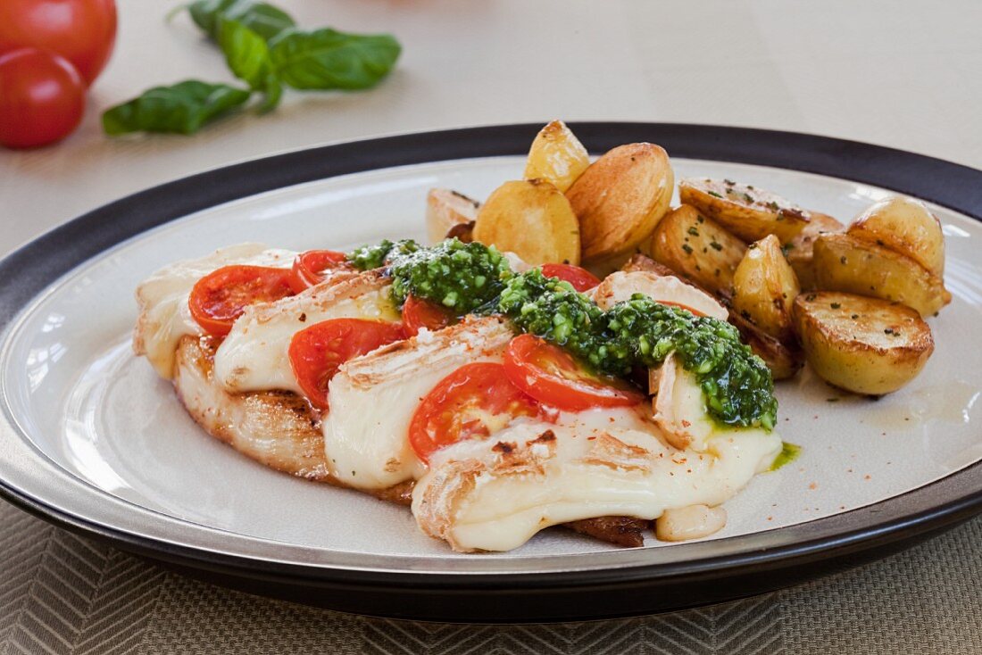 Putenschnitzel mit Käse, Tomaten und Blechkartoffeln