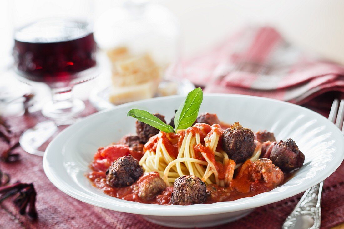 Spaghetti mit Fleischbällchen und Tomatensauce