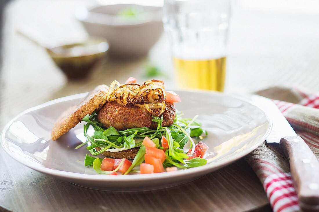 Thunfischburger auf Tomaten und Rucola