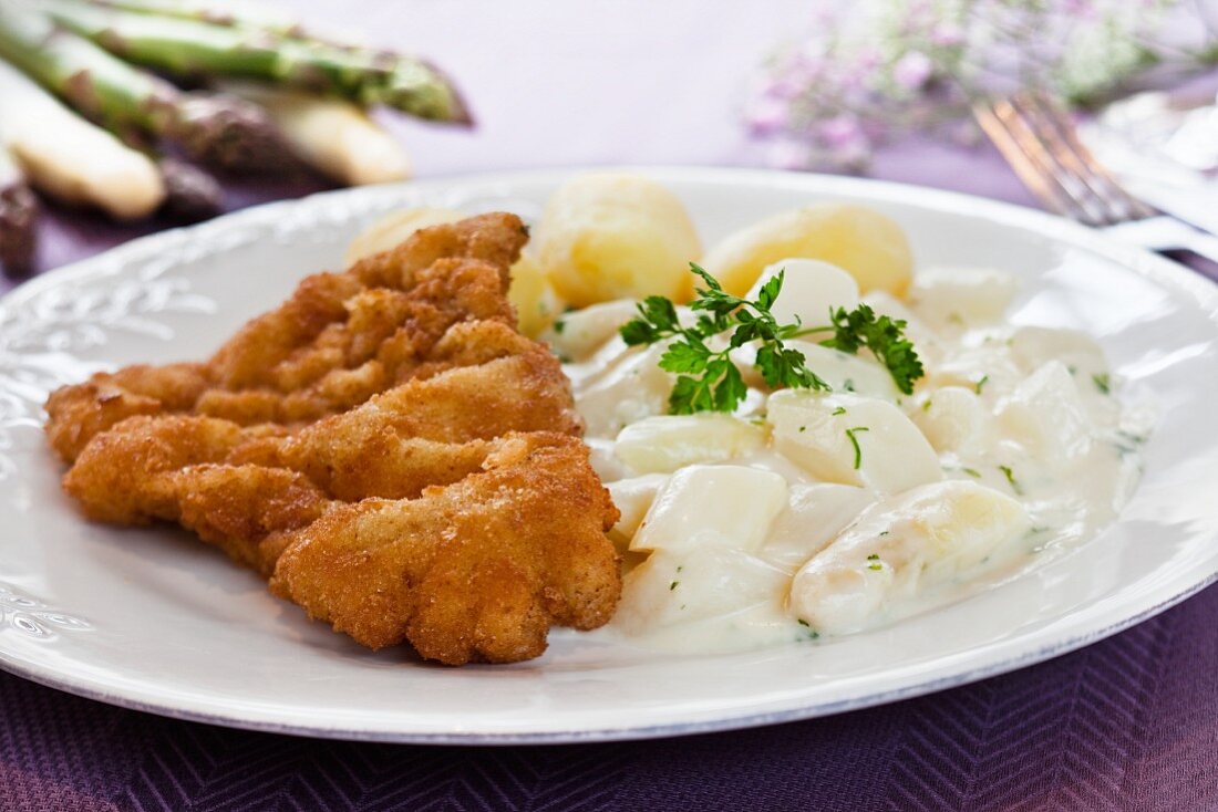Schnitzel with asparagus and potatoes