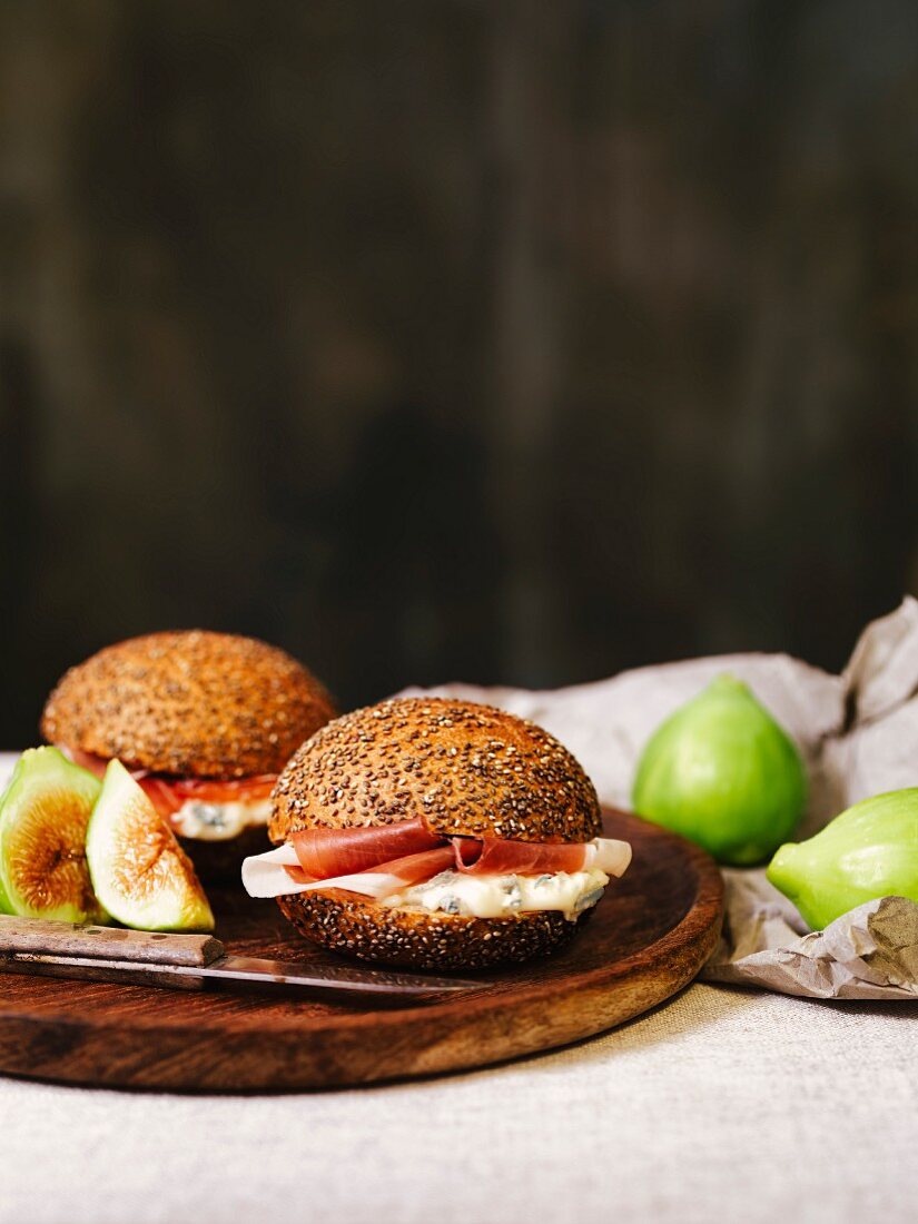 Sandwich mit Gorgonzola, Schinken und Feigen