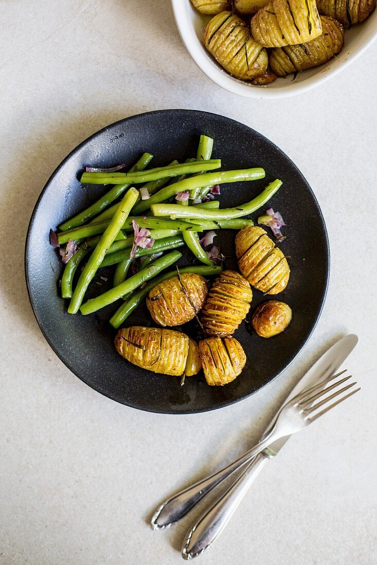 Green beans with Hasselback potatoes