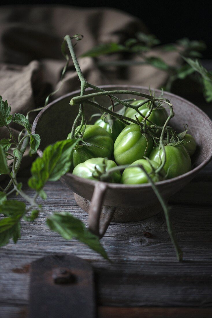 Green heirloom tomatoes in a bowl