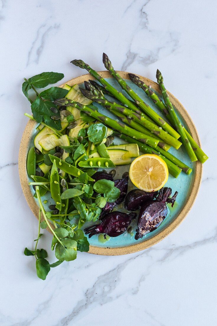 Spargelsalat mit Roter Bete, Zuckerschoten und Zitrone