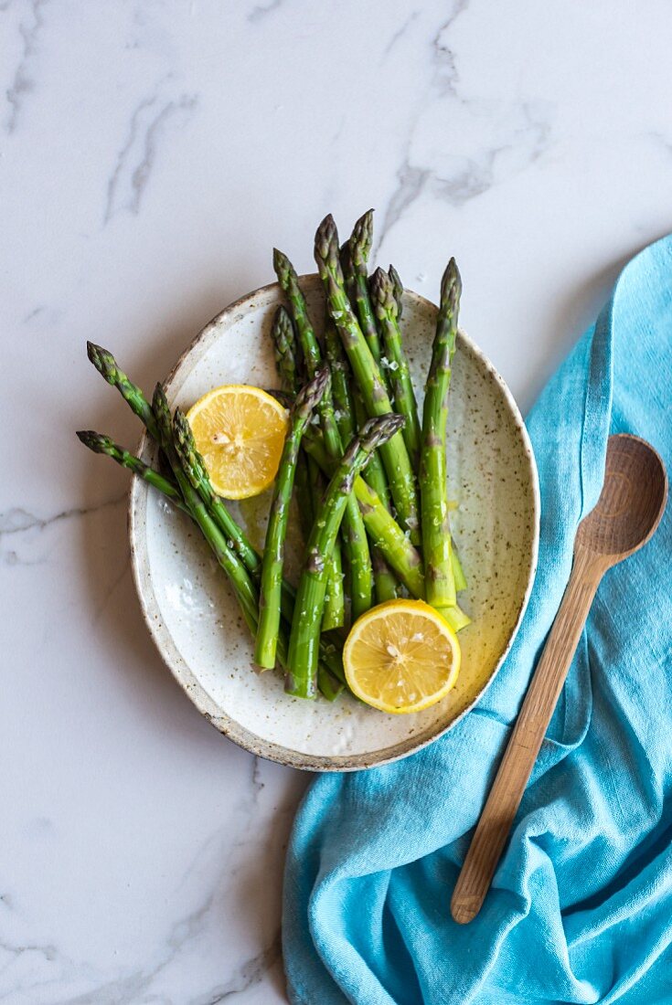 Green asparagus with salt and lemon