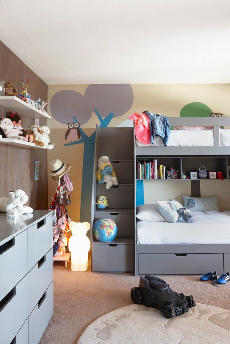 Hochbett mit Schubladen vor bemalter Wand im Kinderzimmer
