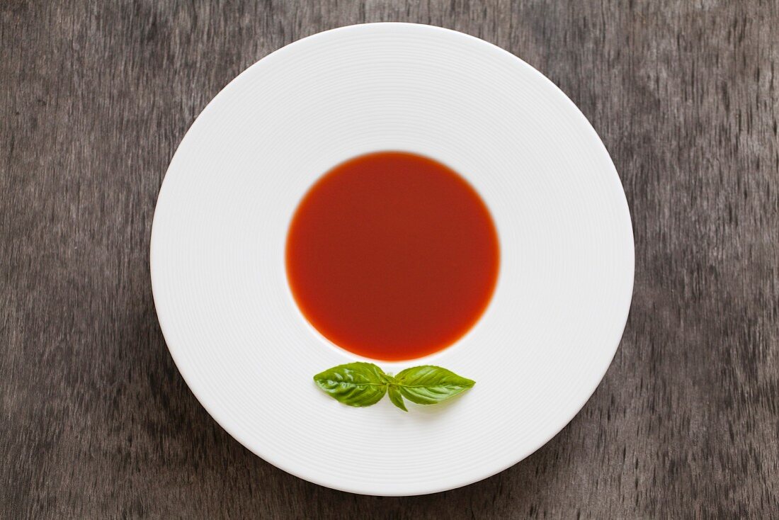 Gazpacho-Tomatensuppe mit Basilikumblatt