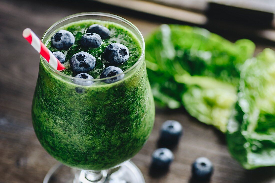 Smoothie with spinach, romaine lettuce and blueberries