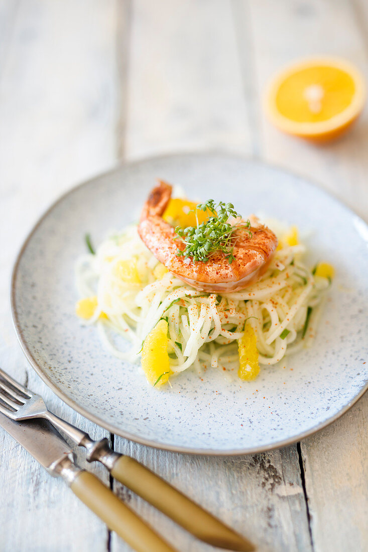 Kohlrabi noodle salad with prawns