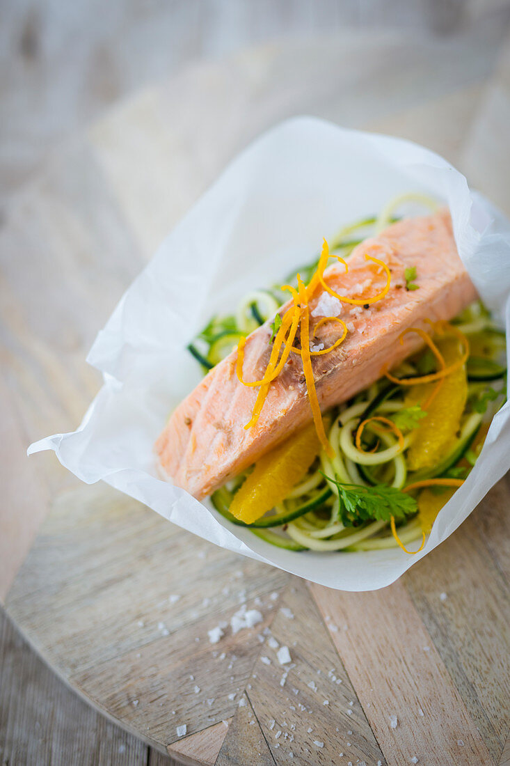 Lachsfilet auf Zucchininudeln und Orangen