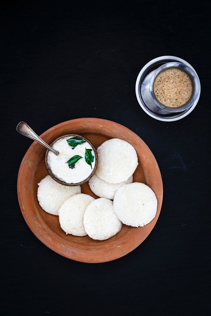 Idli (Gedämpfte Reisküchlein, Indien) mit Kokoschutney
