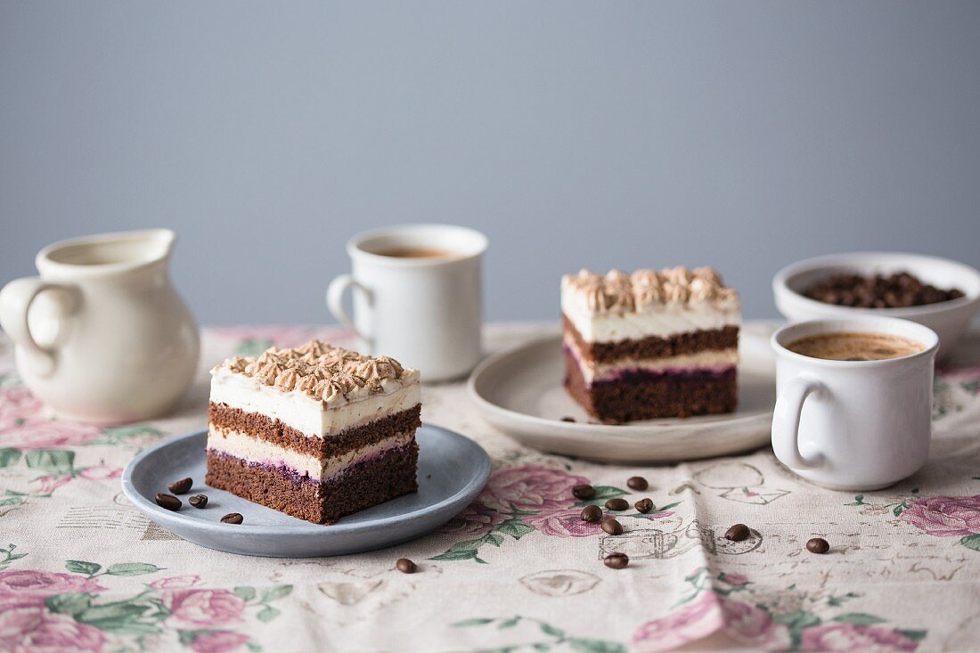 Cappuccino-Kuchen mit Schokoladenbiskuit und Vanilleglasur zum Kaffee
