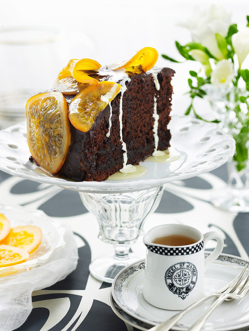 Schokoladenkuchen mit Brandysirup, Marmelade und Orangenscheiben