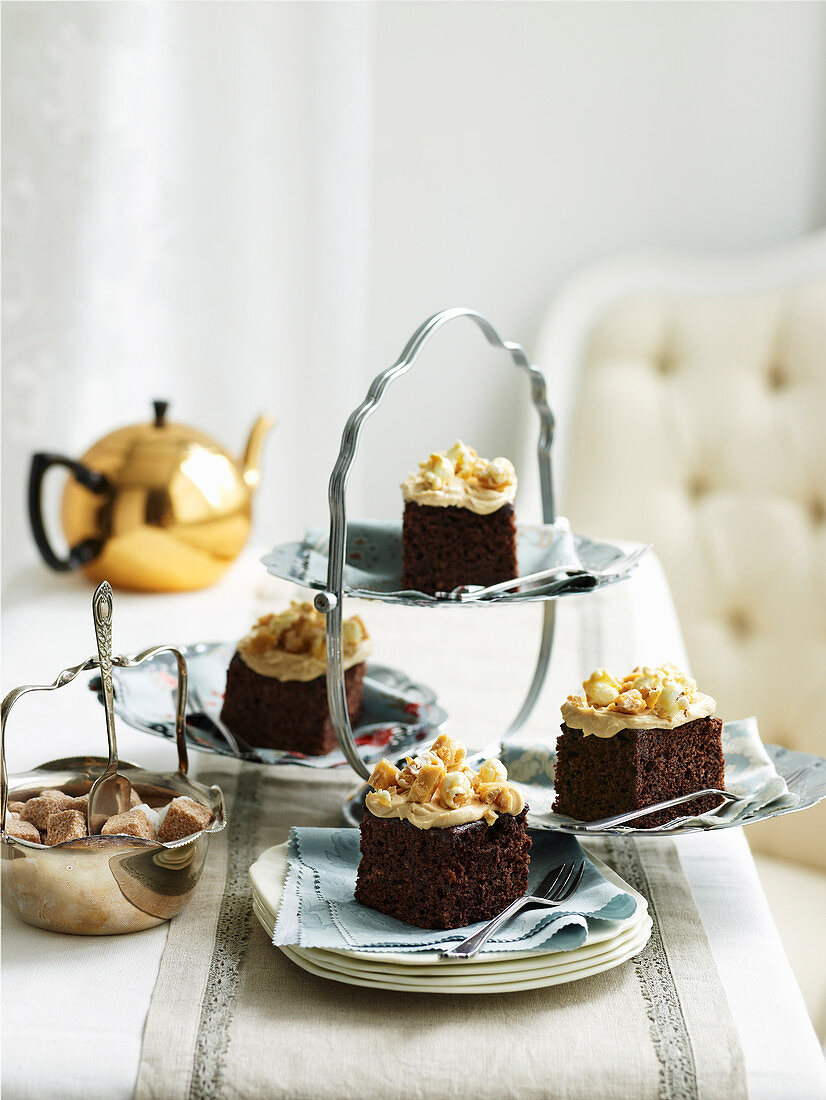 Schokoladenkuchen mit Erdnussfrosting und Popcorn