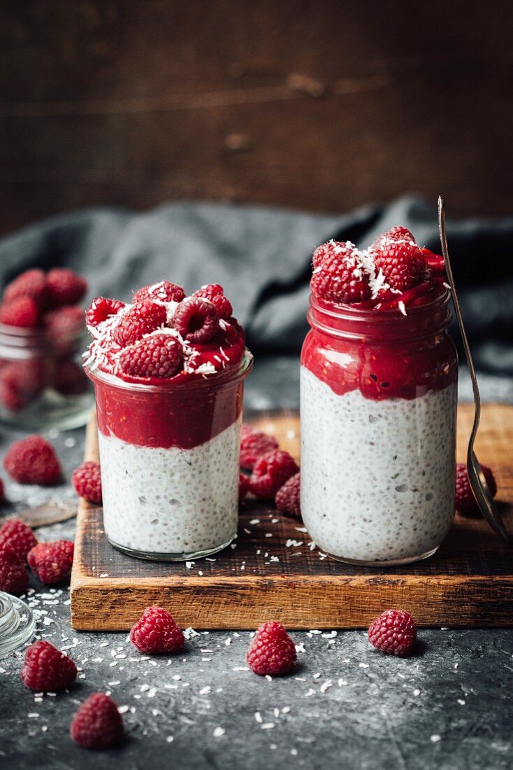 Chiapudding mit Himbeer-Avocado-Mousse im Glas