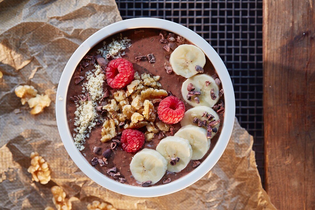 Smoothie Bowl mit Schokolade, Banane, Himbeeren und Walnüssen