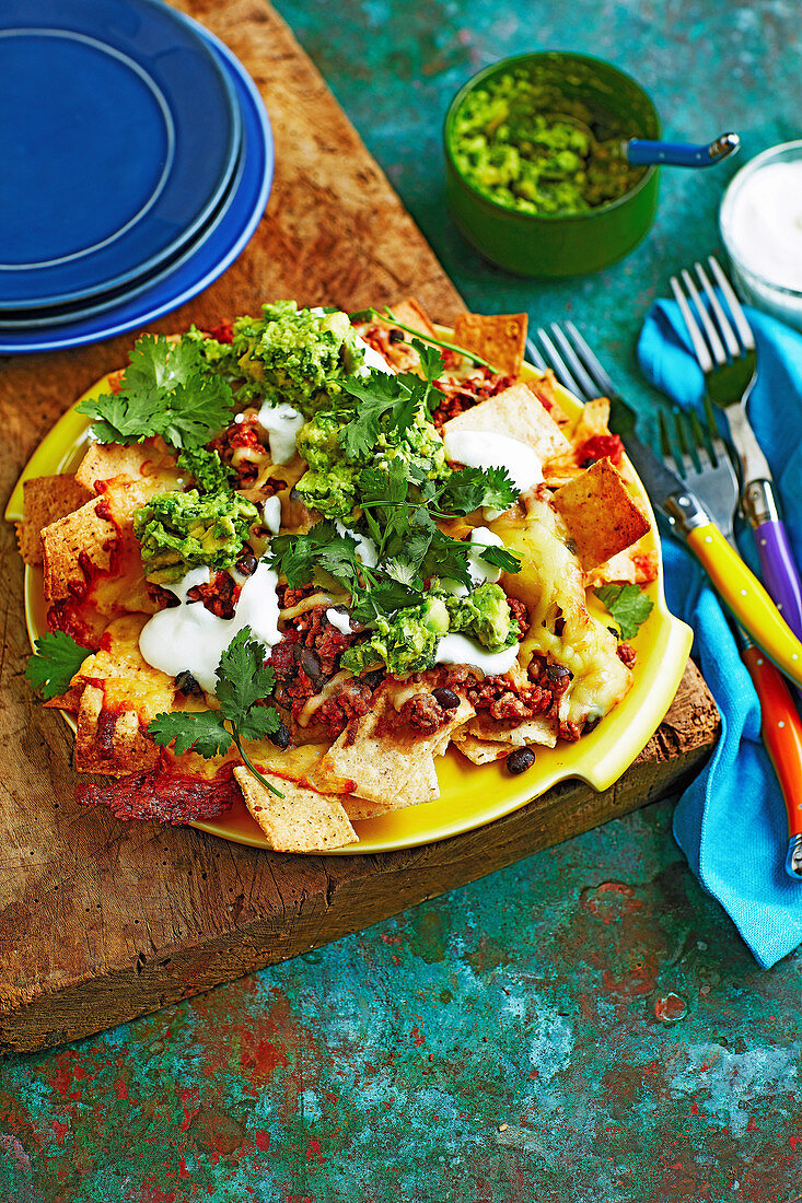 Nachos mit schwarzen Bohnen und Guacamole