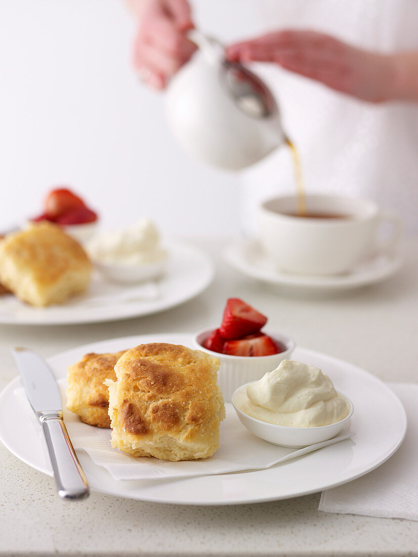 Buttermilch-Scones mit Erdbeeren und Sahne