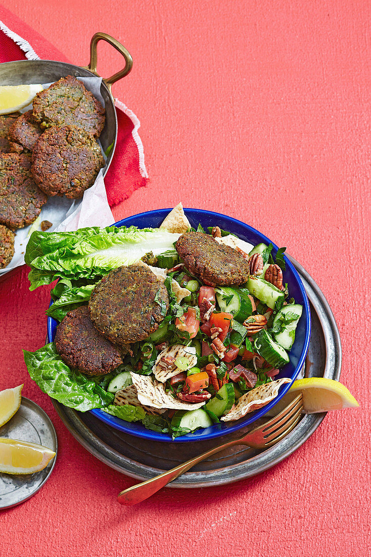 Pecanuß-Falafel auf Fattoush-Salat