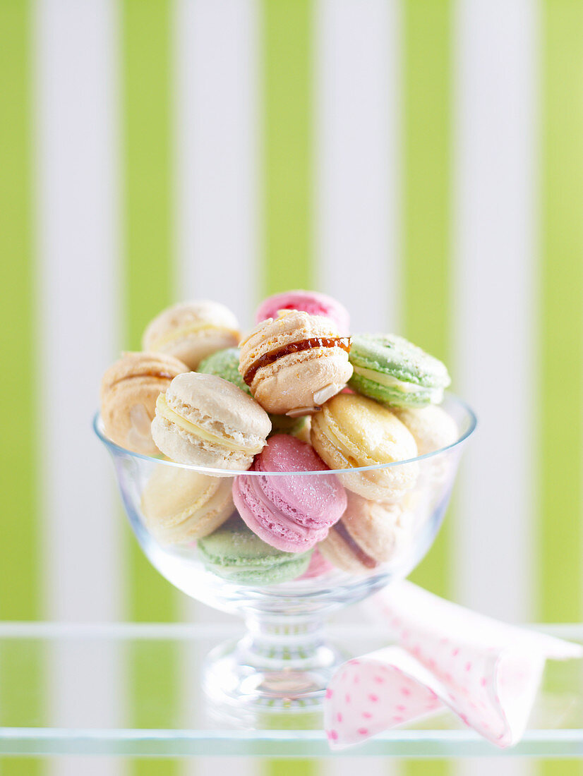 Verschiedene Macarons in einer Glasschale