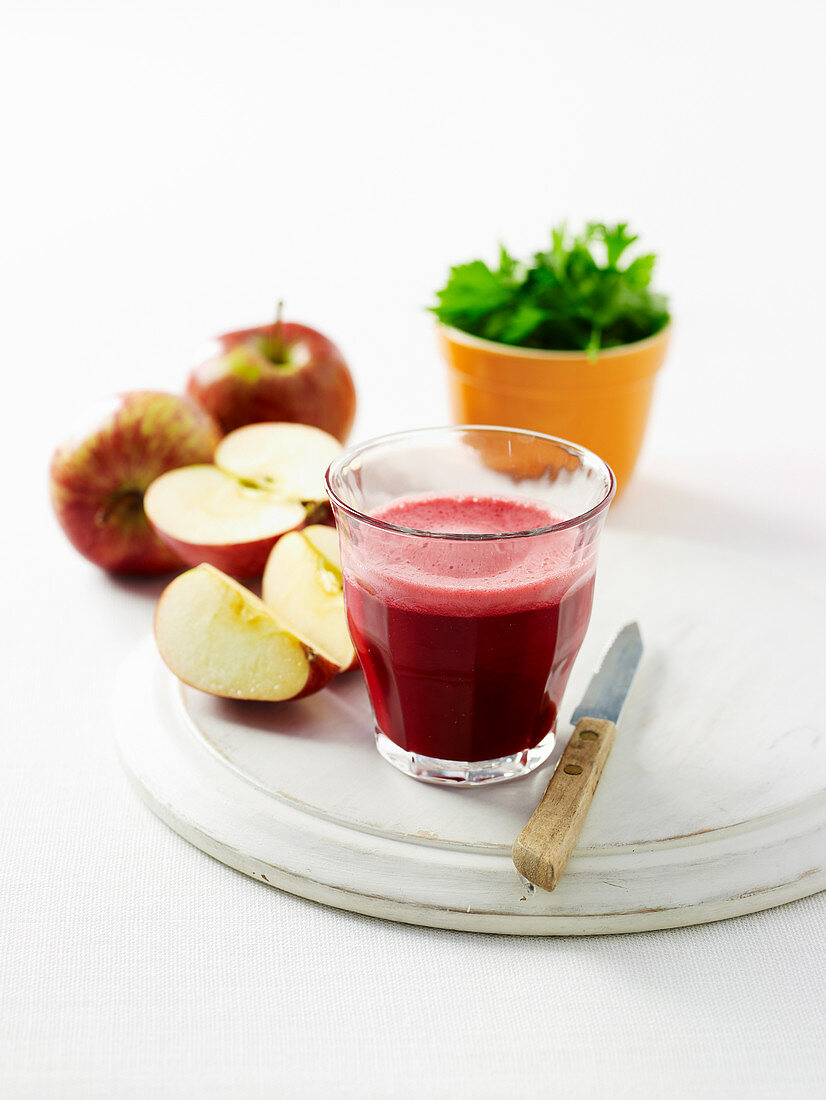 Rote-Bete-Saft mit Apfel, Sellerie und Petersilie