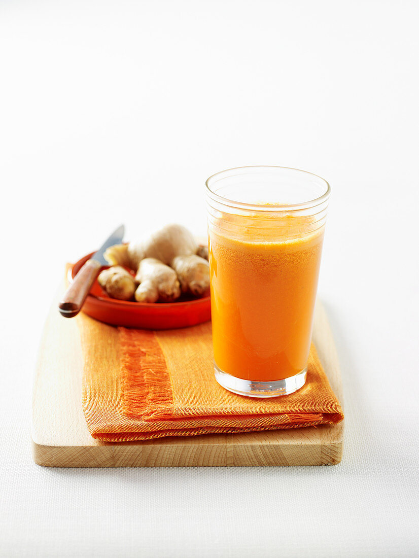 Möhren-Orangen-Saft mit Knoblauch und Ingwer