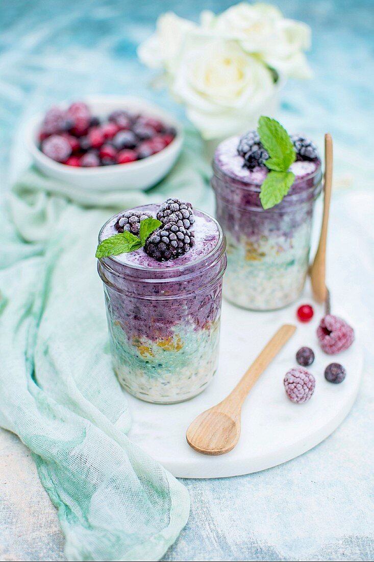 Porridge mit gefrorenen Brombeeren, Minze und Spirulina