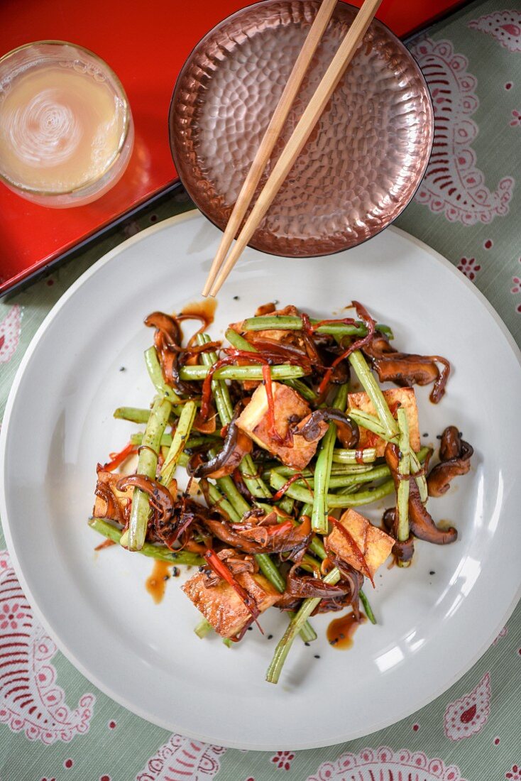 Tofu with green beans and shiitake mushrooms