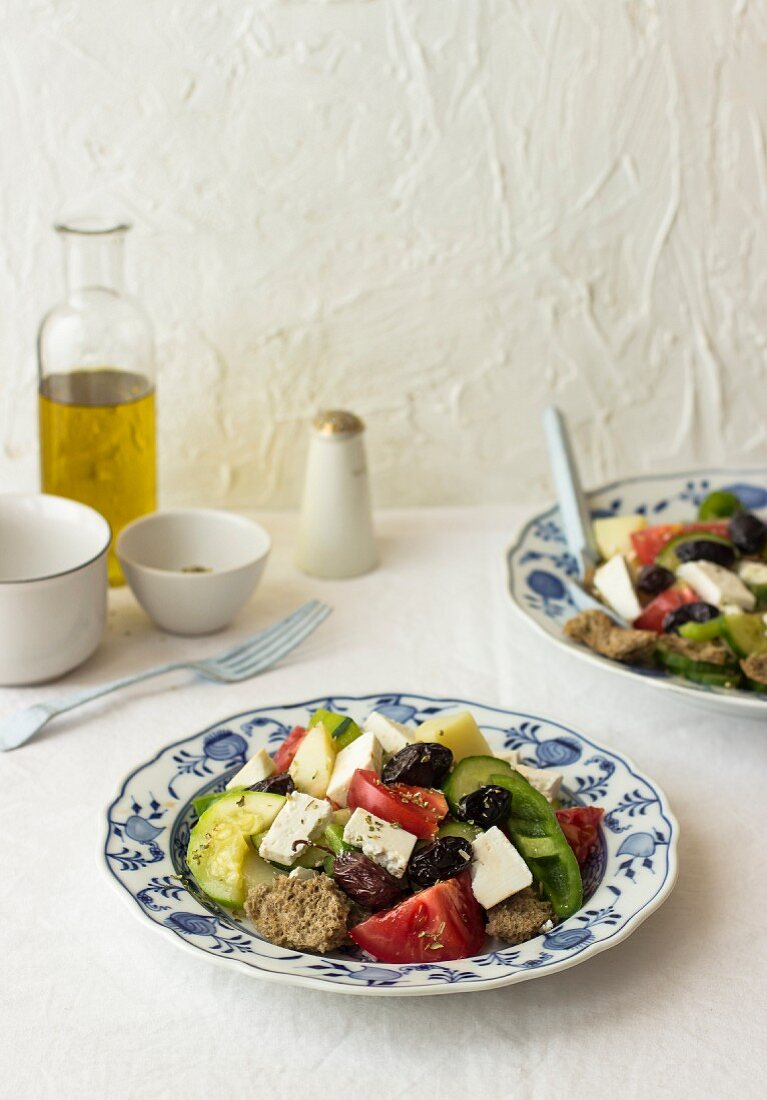 Tomaten-Gurken-Salat mit Zucchini, Kartoffeln, Paprika, schwarzen Oliven, Oregano und rustikalem Brot (Kreta)