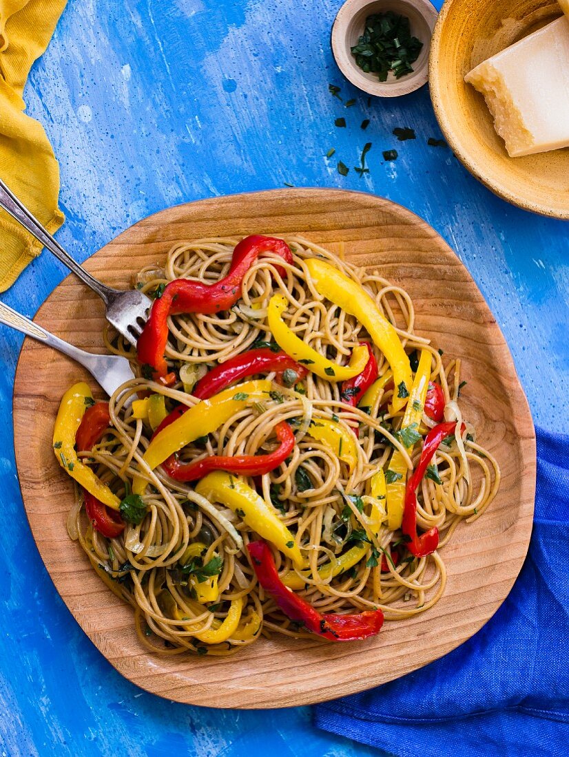 Spaghetti Peperonata mit gehackter Petersilie und Parmesan (Italien)