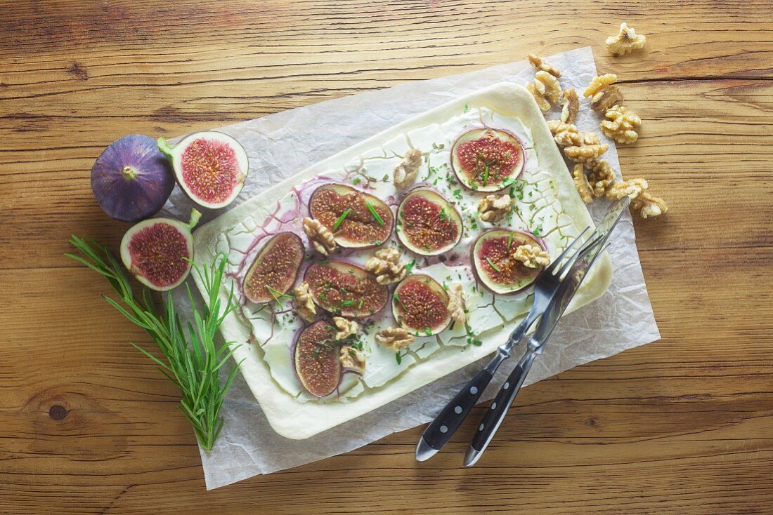 Tarte flambée with goat's cheese and figs