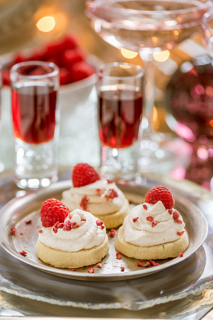 Vanilla shortbread with raspberries and cream