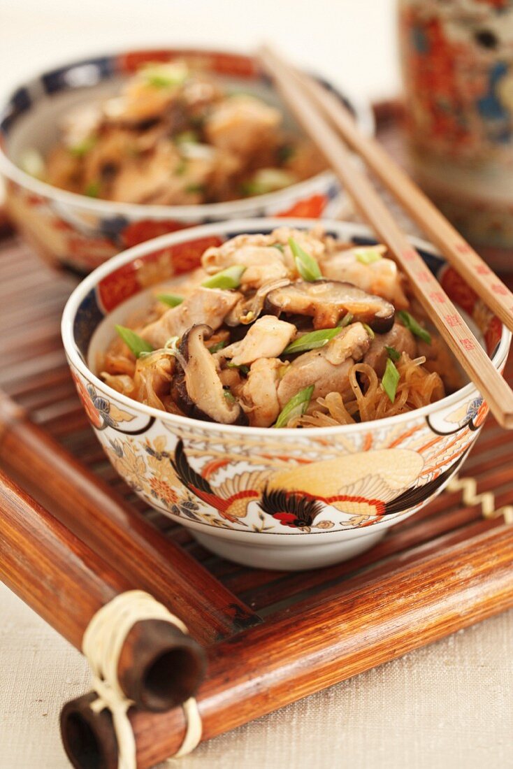 Asian noodles with chicken and shiitake mushrooms (Asia)
