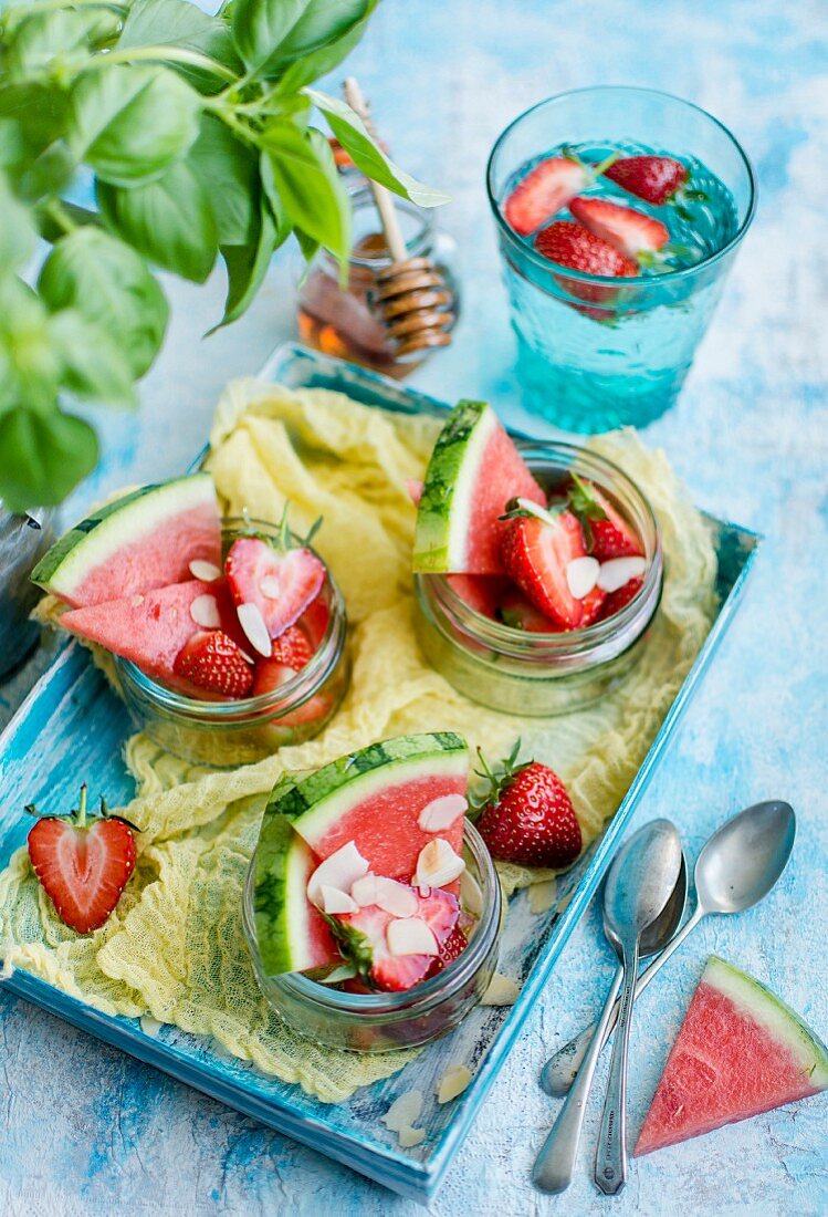 Wassermelone mit Erdbeeren, Mandeln und Honig