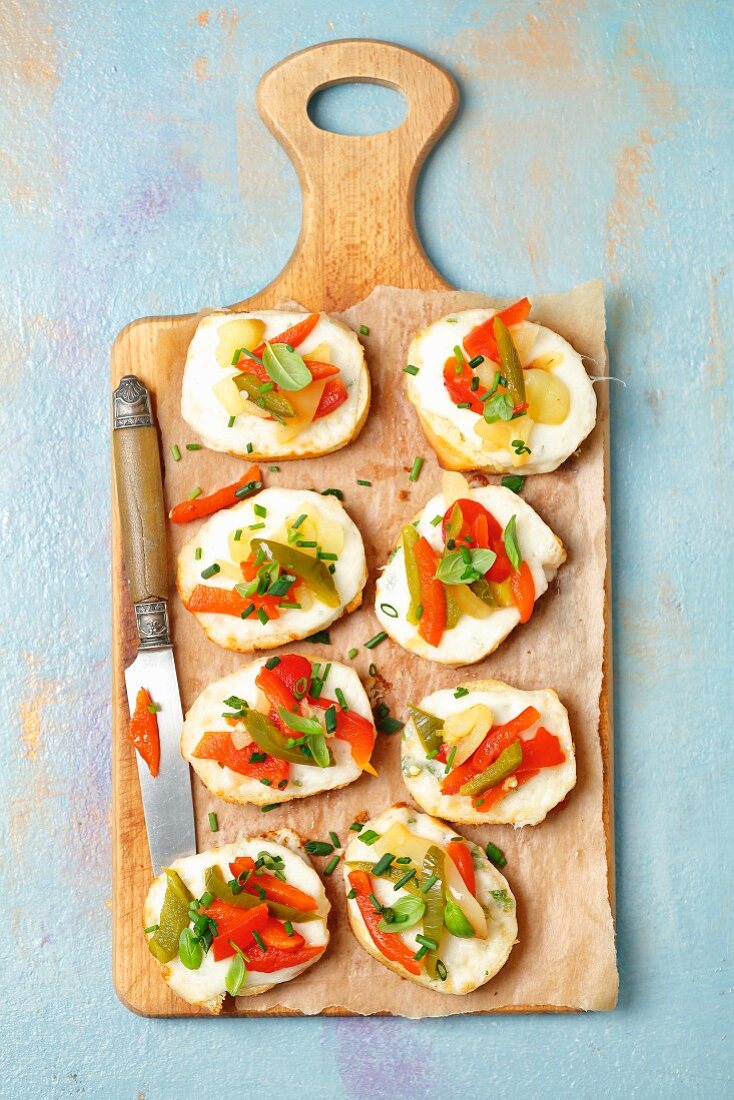 Crostini mit Ziegenkäse und gebackenem Paprika