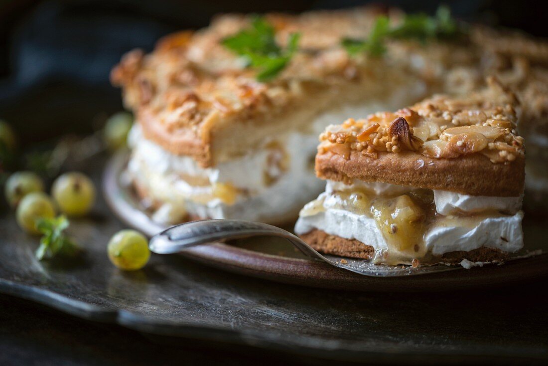 Vegane Stachelbeer-Sahne-Torte mit Mandel-Quinoa-Kruste