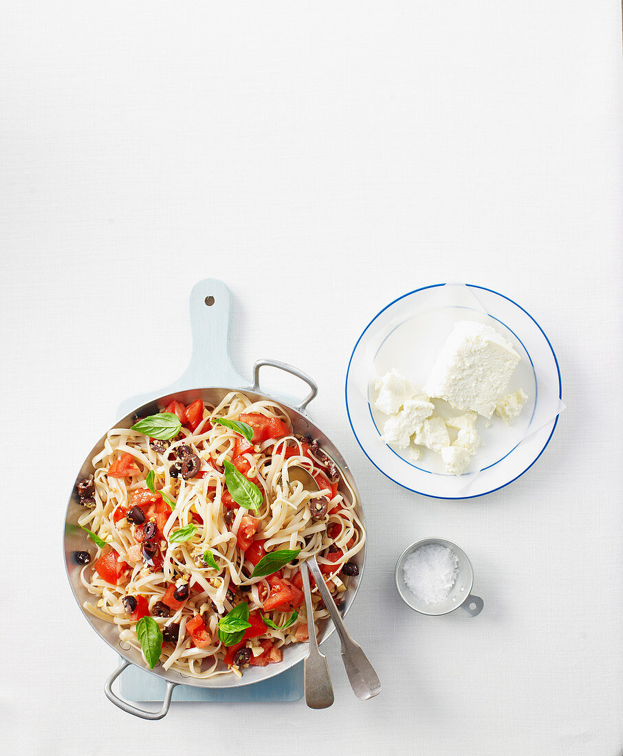 Glutenfreie Fettuccine mit frischen Tomaten und Oliven