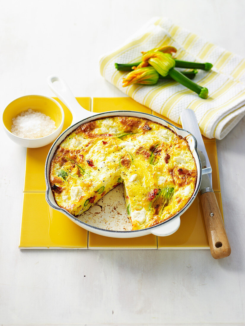 Frittata mit Zucchiniblüten und Tomaten