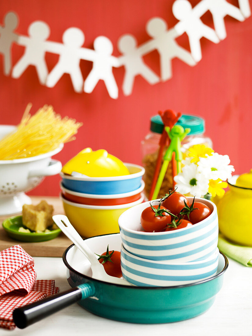 Kochen mit Kindern: Utensilien und Zutaten für Spaghetti mit Tomaten