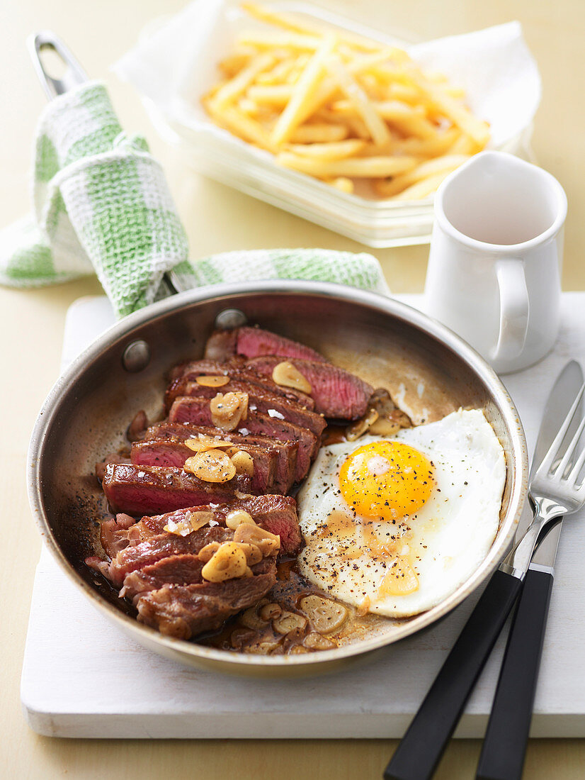 Steaks portugiesische Art mit Spiegelei und Pommes frites